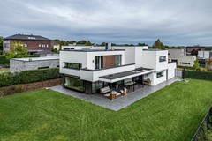 Koningskaars 20, 6418 PR Heerlen - 02 - De villa en de achtertuin van boven.jpg